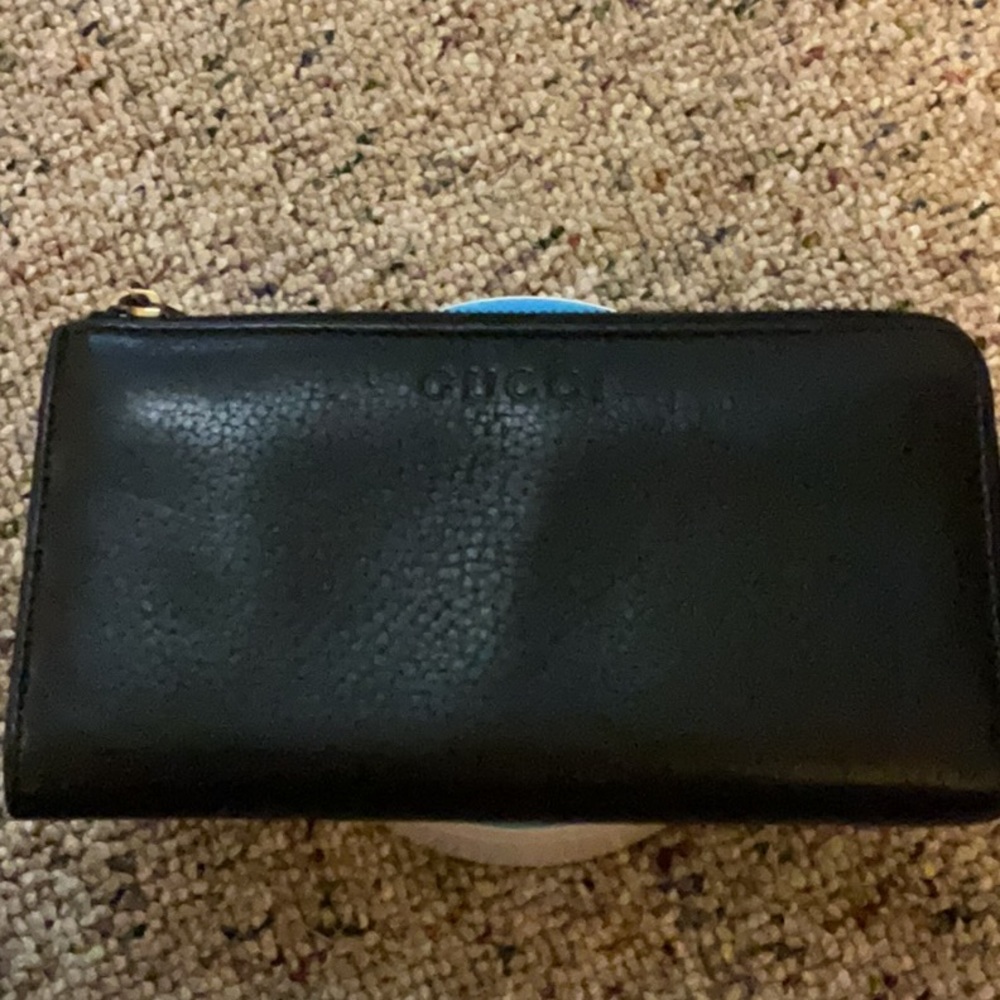 GUCCI Navy Blue Leather Zip Wallet. RETAIL $1850